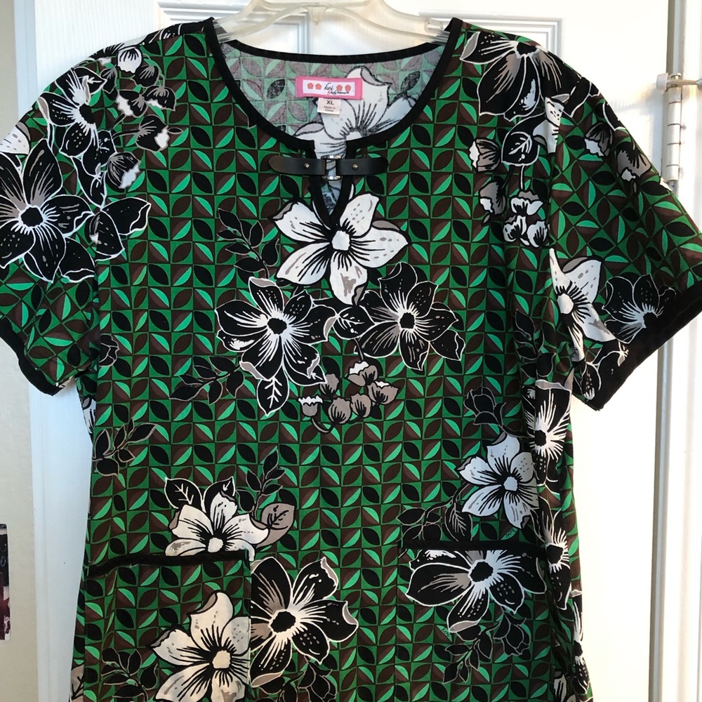 KOI XL Scrub Top. Pre-Owned but looks new & true to size!  Smoke Free Home!!